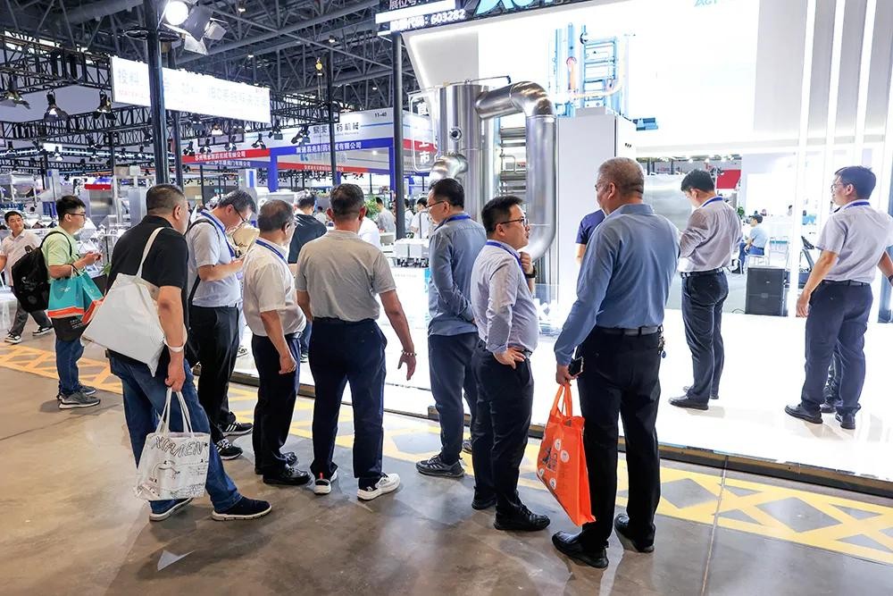 亞光磁懸浮熱壓式(shi)蒸餾水機(jī)吸(xi)引了(le)衆多(duo)客戶(hu)